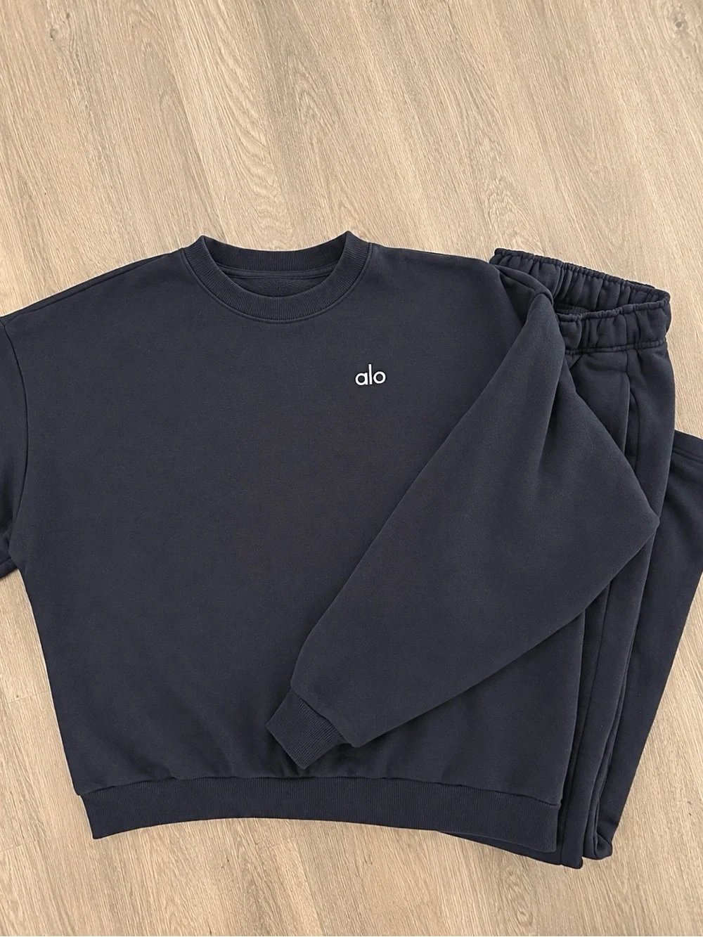 ALO Yoga Women’s Accolade Set - Picture 2 of 2